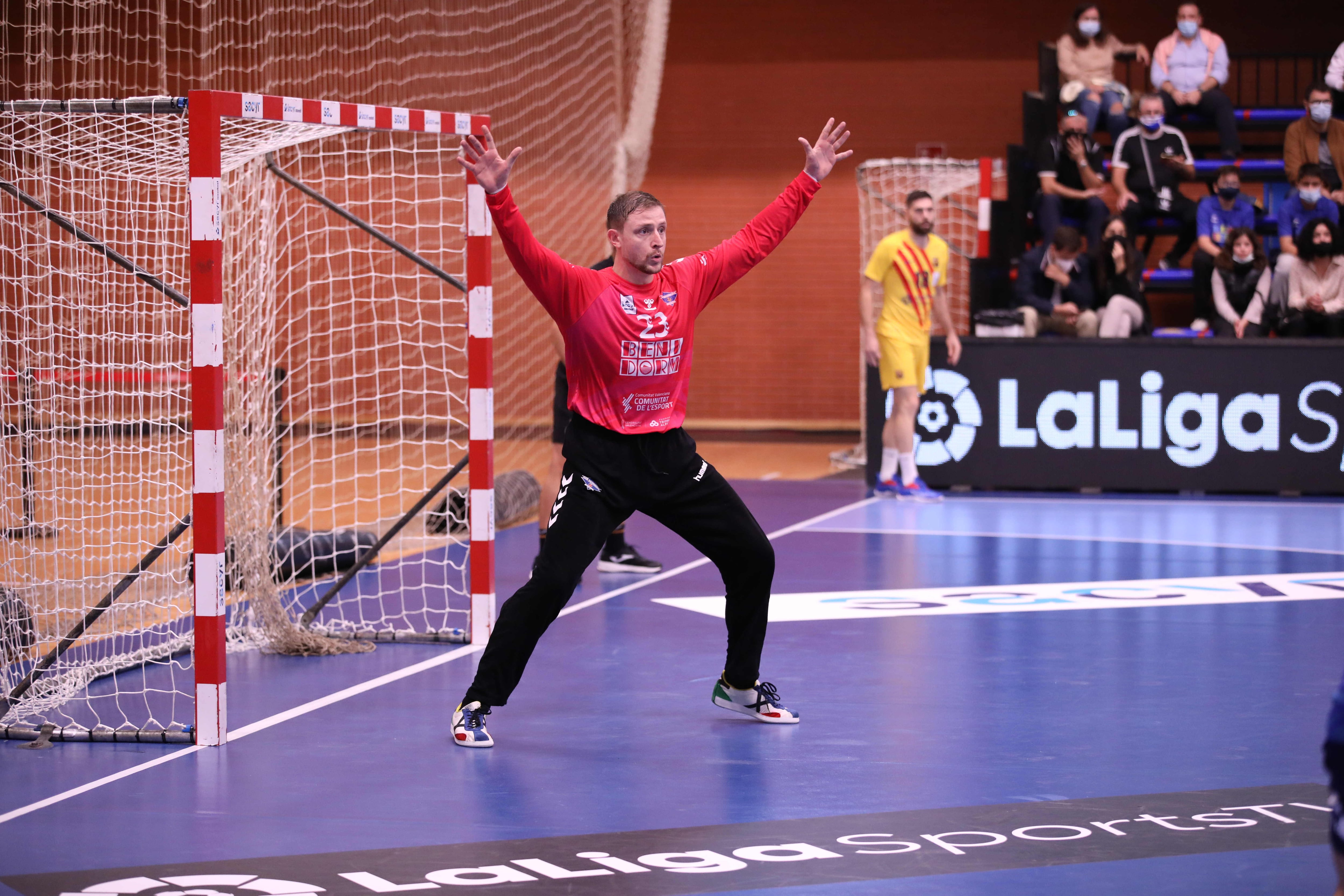 Roney Bengivenga Franzini durante un partido con el BM Benidorm