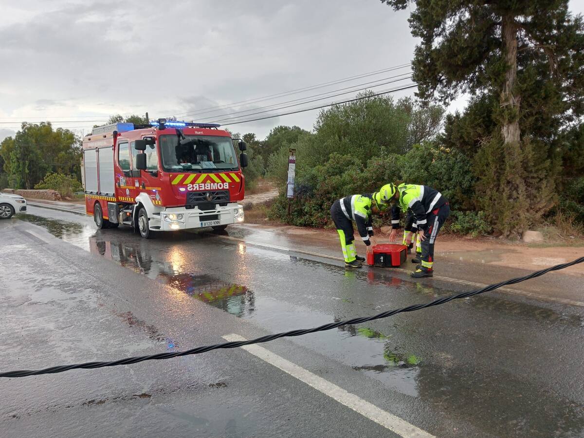 La caída un cable eléctrico obliga a cortar el tráfico la carretera de la Mola en Formentera