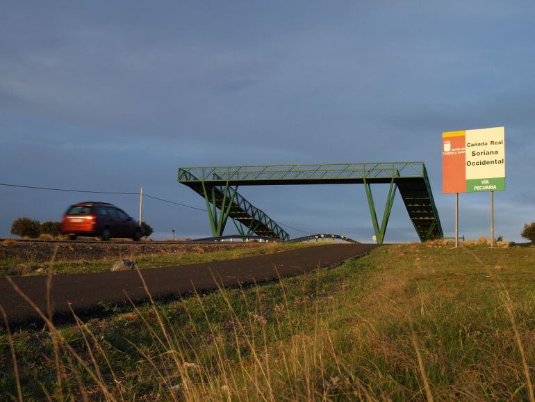 La carretera AV-500 discurre, en algunos tramos, muy cerca del `carril verde´ y de la Cañada Real Soriana Occidental