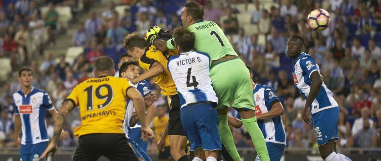 El defensa del Málaga, Diego Llorente, consigue de cabeza el primer gol de su equipo frente al Espanyol.