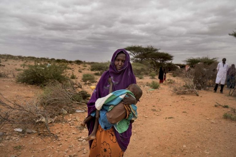 Una mujer con su hijo en Somalia. 