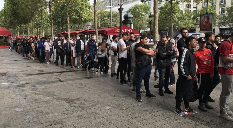 Centenares de personas se arremolinan en los aledaños de la tienda oficial del PSG para comprar la camiseta de Neymar