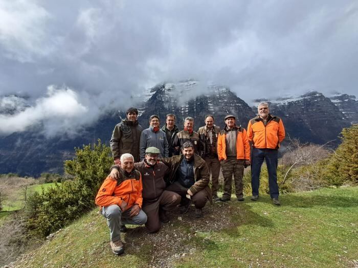 El director general de Medio Natural, Caza y Pesca, Alfonso Calvo, junto a representantes de la Federación de Caza y Pesca y de la Fundación Artemisan, en una reciente visita a zonas restauradas. Foto: DGA