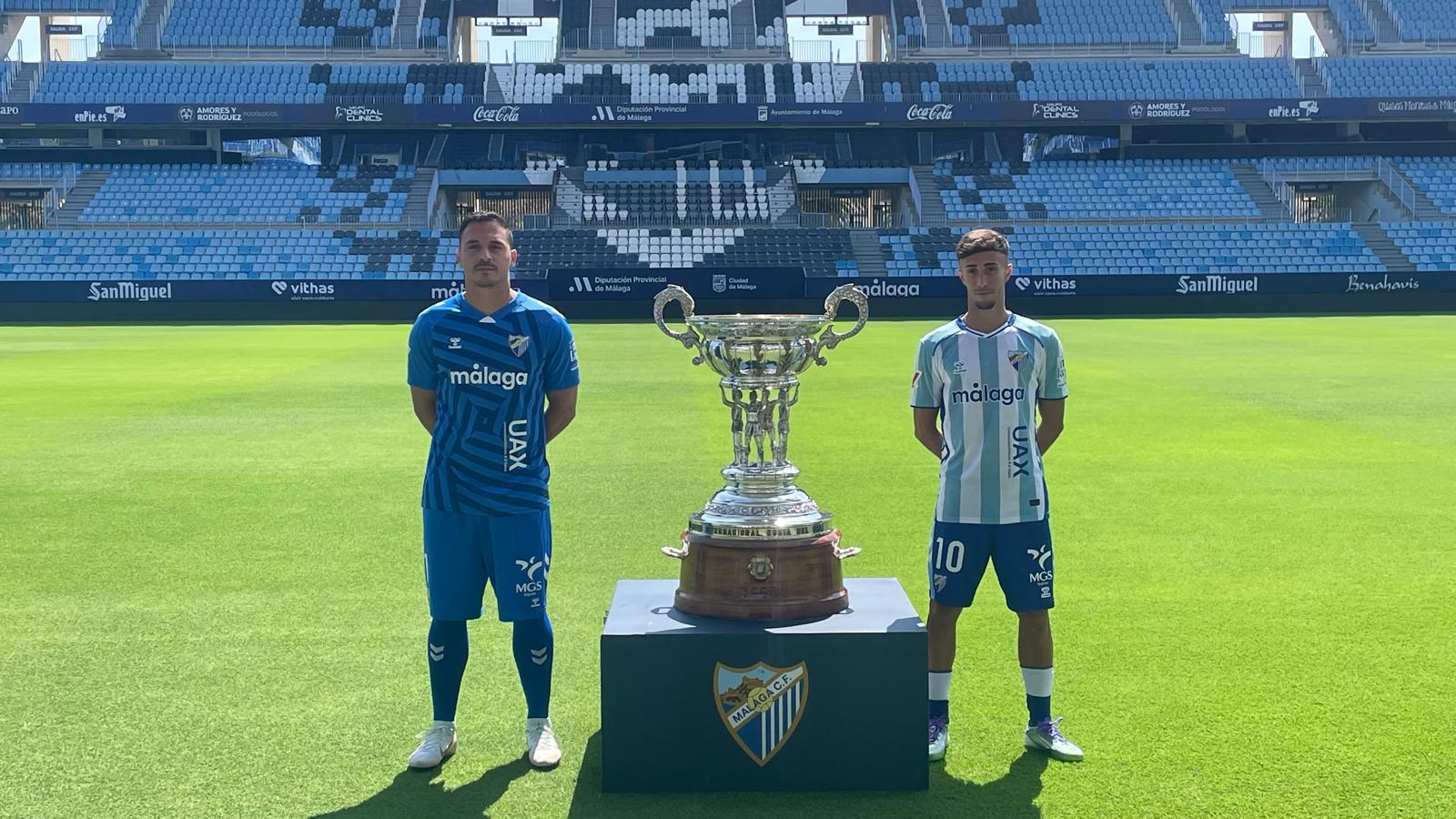 Alfonso Herrero y David Larrubia con el Trofeo Costa del Sol