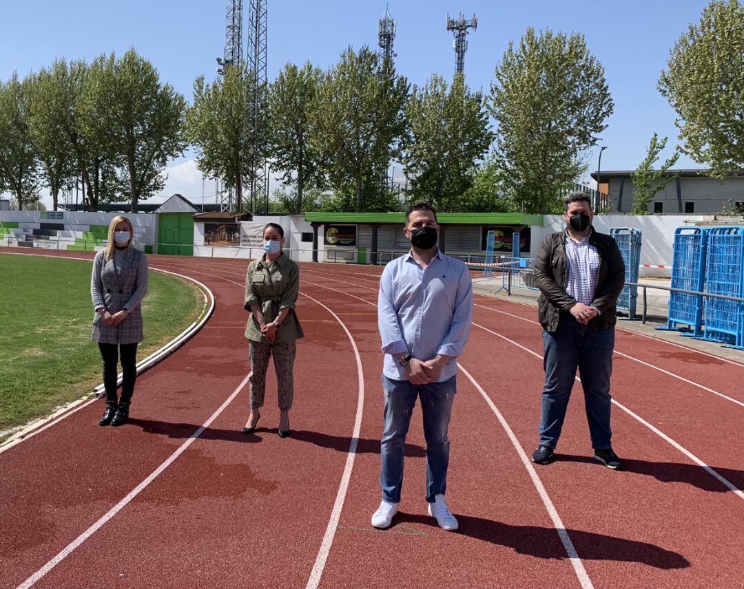 El alcalde de Maracena, Noel López (en primer término), en la pista de atletismo de la localidad: la ciudad retoma sus actividades deportivas, de Cultura y de Juventud