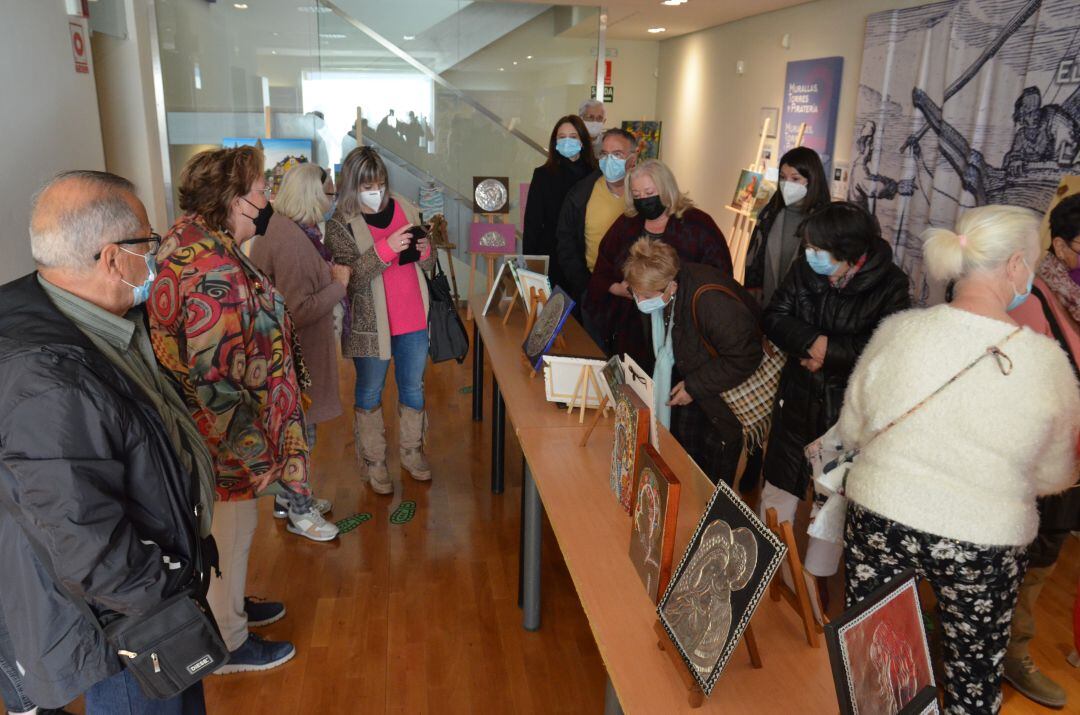 Exposición trabajos de los alumnos de pintura, dibujo y manualidades del CIM de Oropesa del Mar 