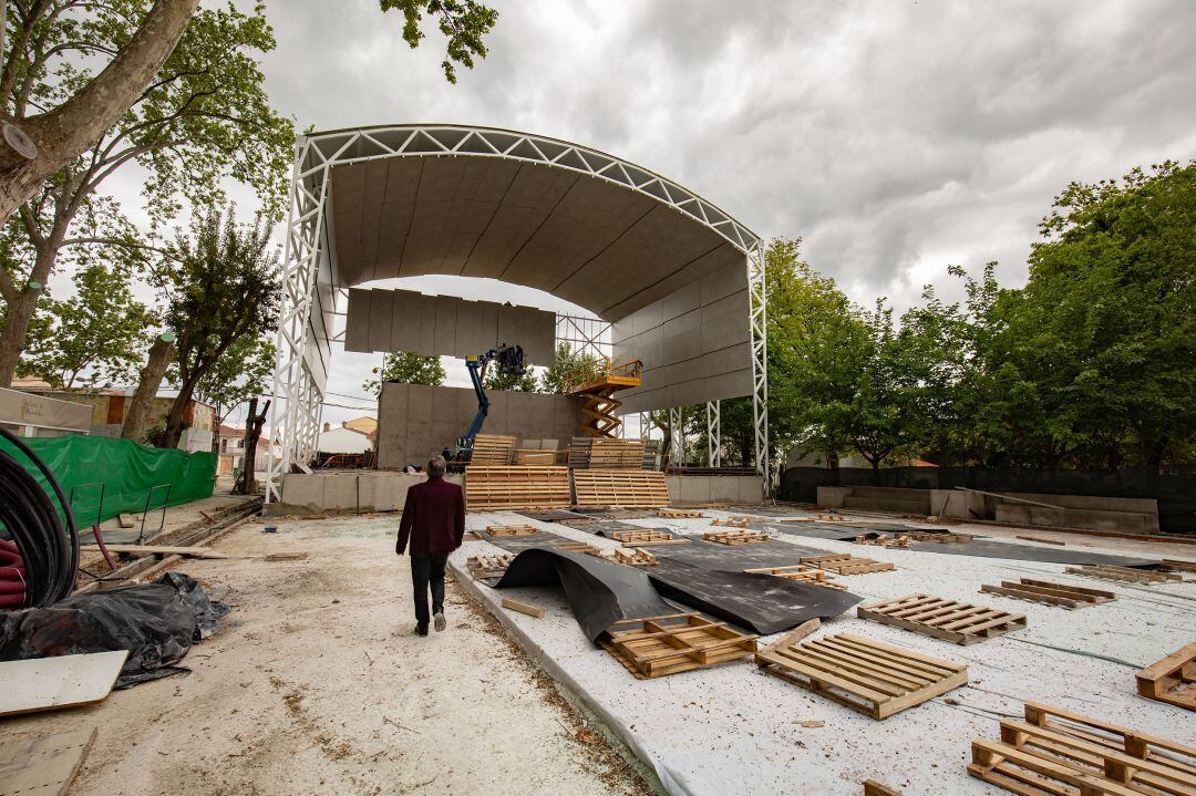 Valeriano Martín, alcalde de Alcaudete, visita las obras de la nueva caseta municipal