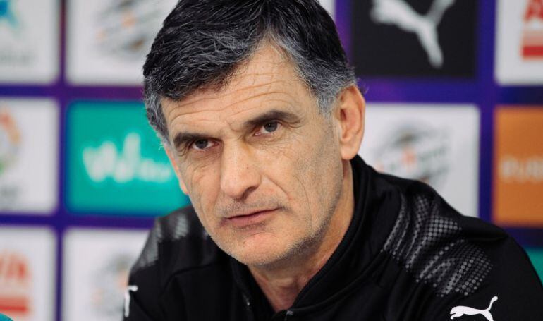 Mendilibar atiende a los medios de comunicación en Atxabalpe.