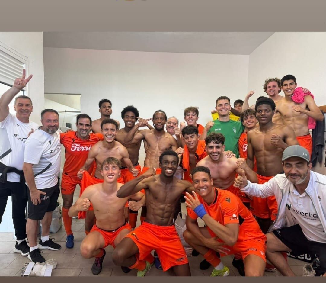 El Villena CF celebra la victoria en el vestuario