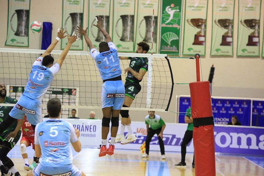 El Unicaja no da respuesta al voley del equipo soriano.