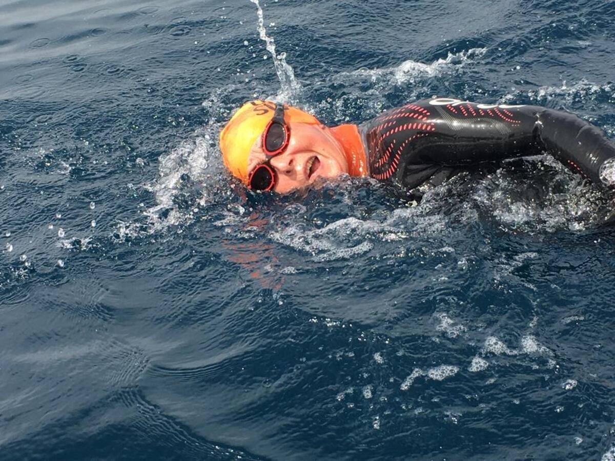 "Ha sido el reto más importante de mi vida": la nadadora con mayor edad en cruzar el Estrecho de Gibraltar