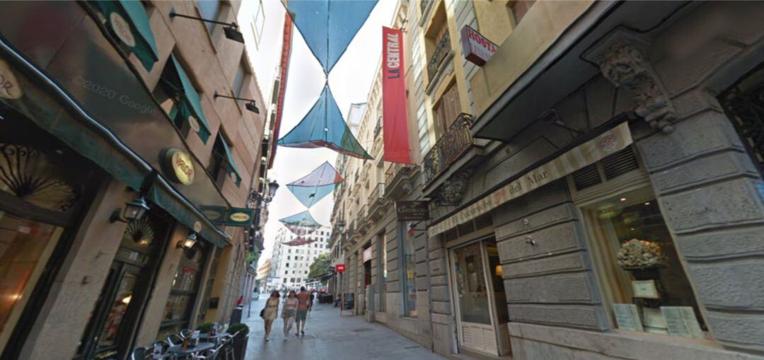 Entrada del Hostal Levante en el centro de Madrid, próximo a la Plaza de Callao