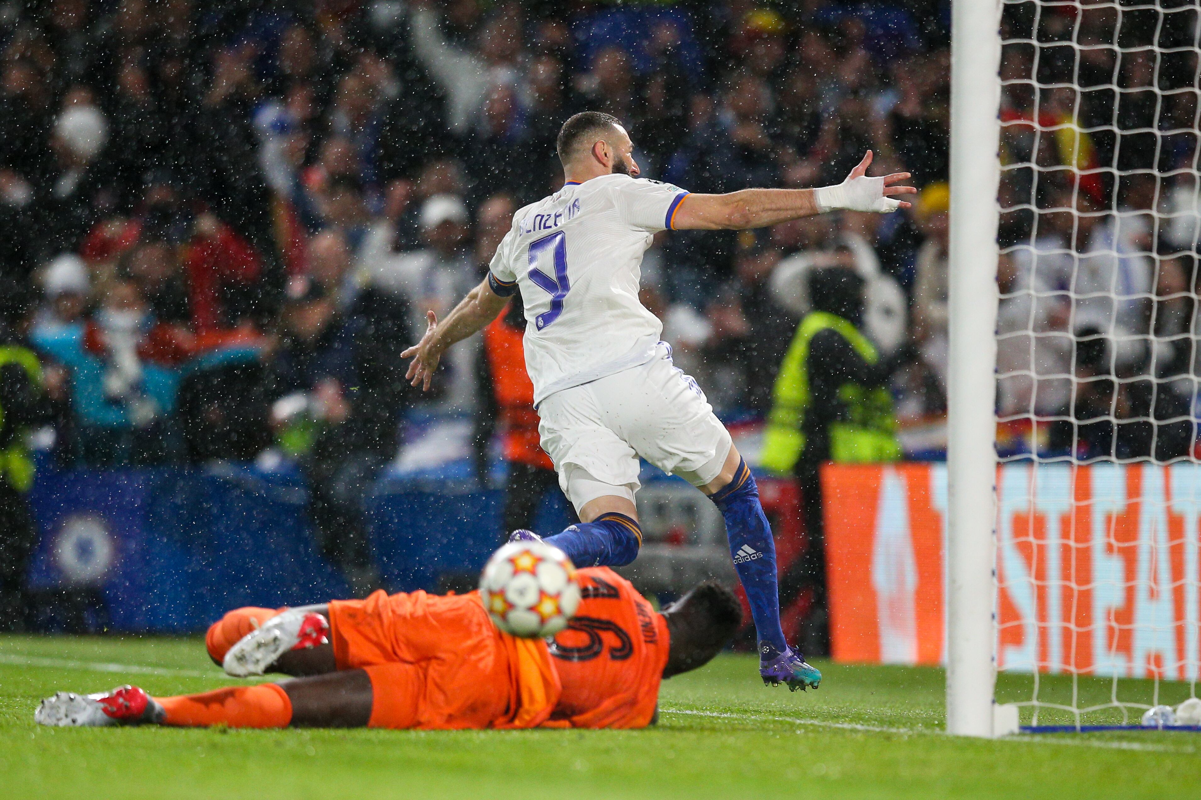 Karim Benzema anota un gol ante el Chelsea