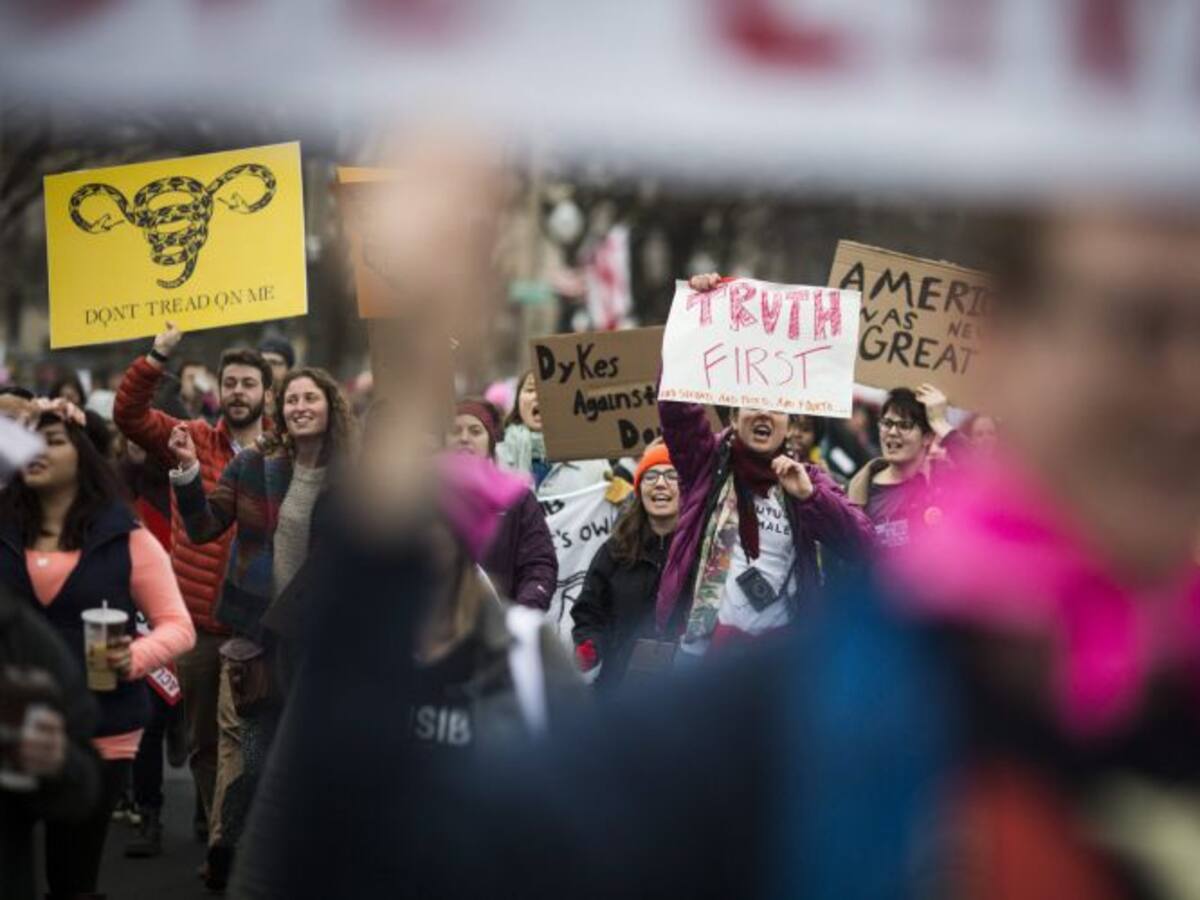 Miles de mujeres marchan en Washington en protesta contra Trump