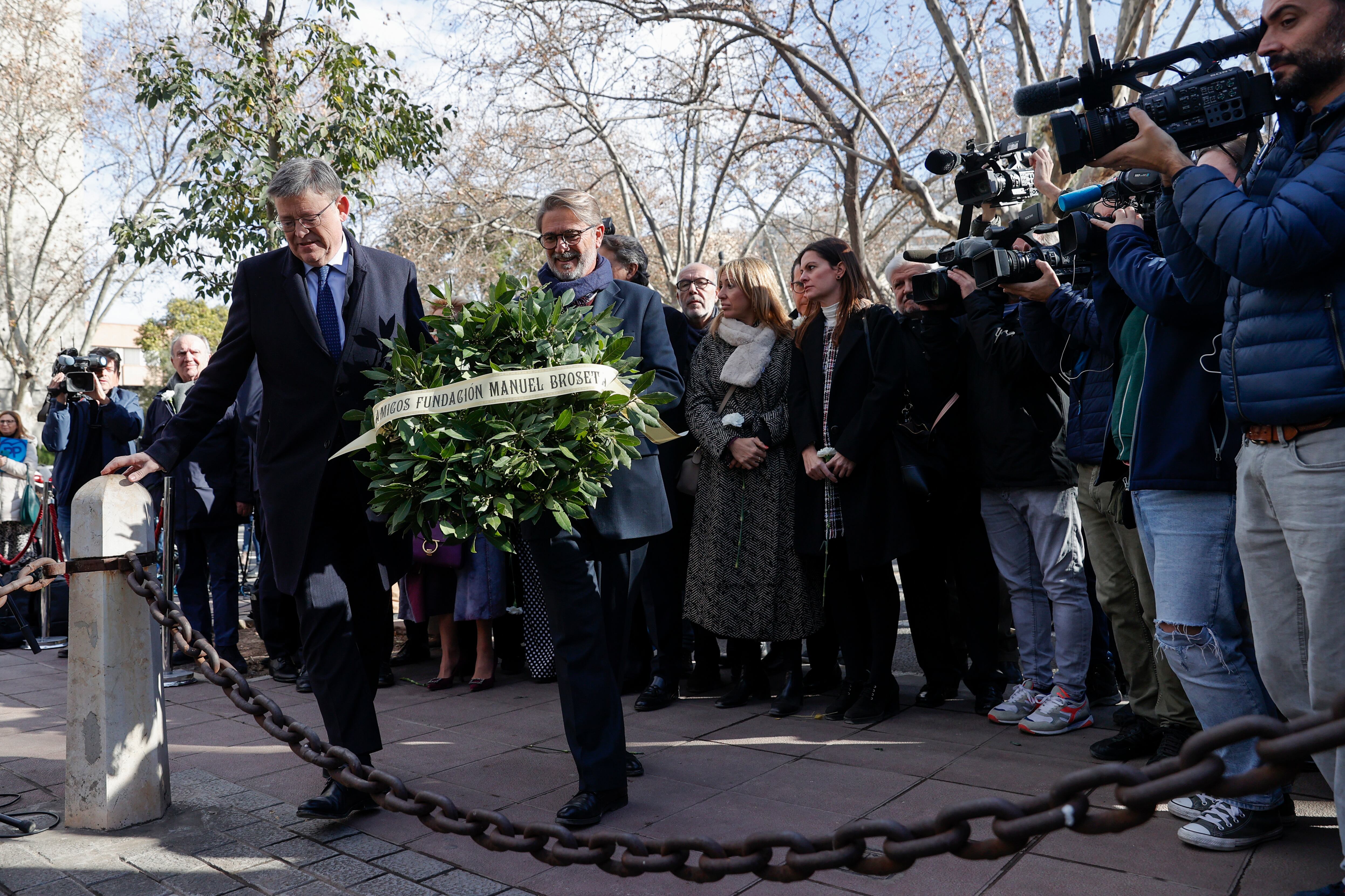 VALENCIA, 13/01/2023.- El president de la Generalitat, Ximo Puig (i), y el hijo de Manuel Broseta, Pablo Broseta, depositan una corona de flores durante el acto en memoria del profesor Manuel Broseta organizado con motivo del trigésimo primer aniversario de su asesinato por ETA. EFE/Manuel Bruque