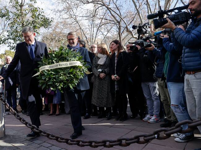 VALENCIA, 13/01/2023.- El president de la Generalitat, Ximo Puig (i), y el hijo de Manuel Broseta, Pablo Broseta, depositan una corona de flores durante el acto en memoria del profesor Manuel Broseta organizado con motivo del trigésimo primer aniversario de su asesinato por ETA. EFE/Manuel Bruque