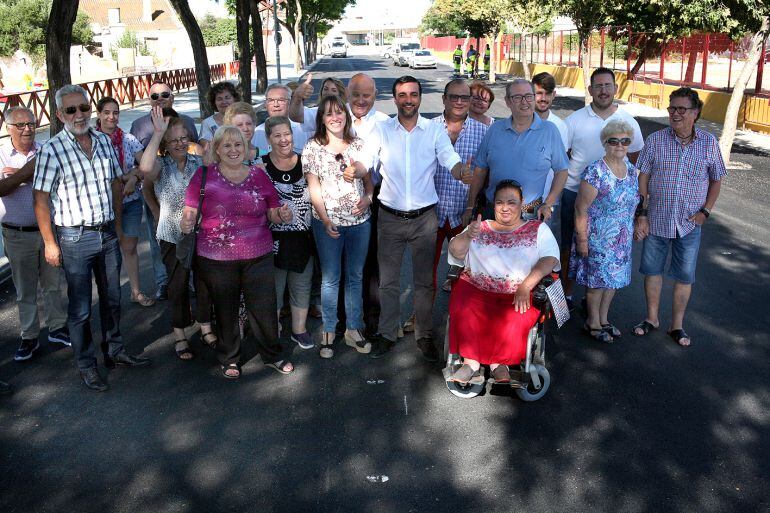 Parte del gobierno municipal y vecinos en el final del asfaltado del aparcamiento del colegio San José Obrero