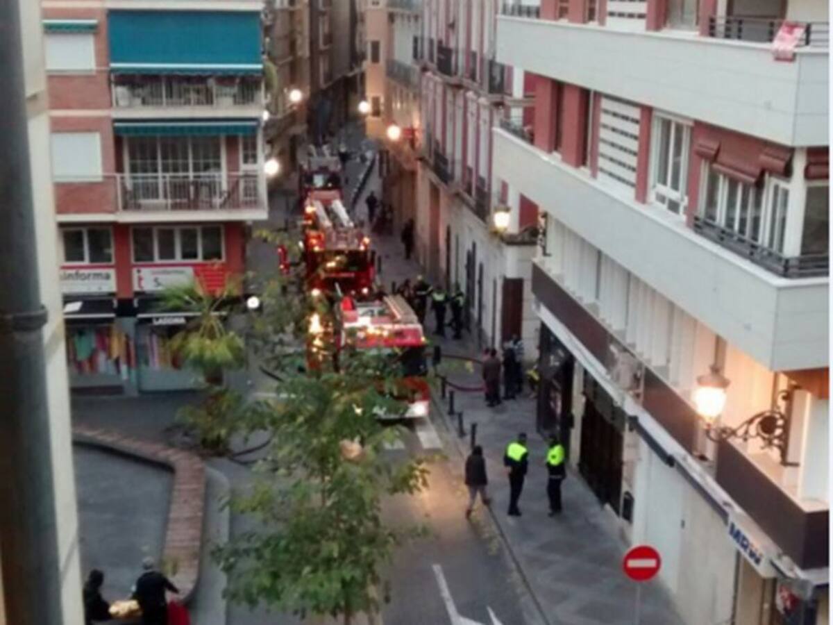 Ocho intoxicados por humo en un incendio en el centro histórico de Alicante