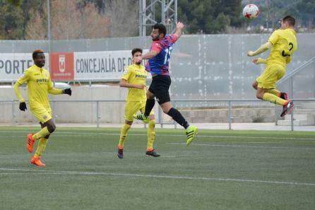 Cristo Díaz pugna por el balón