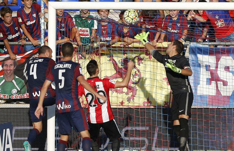 Iraizoz encaja el segundo tanto del Eibar 2 - Athletic 0.