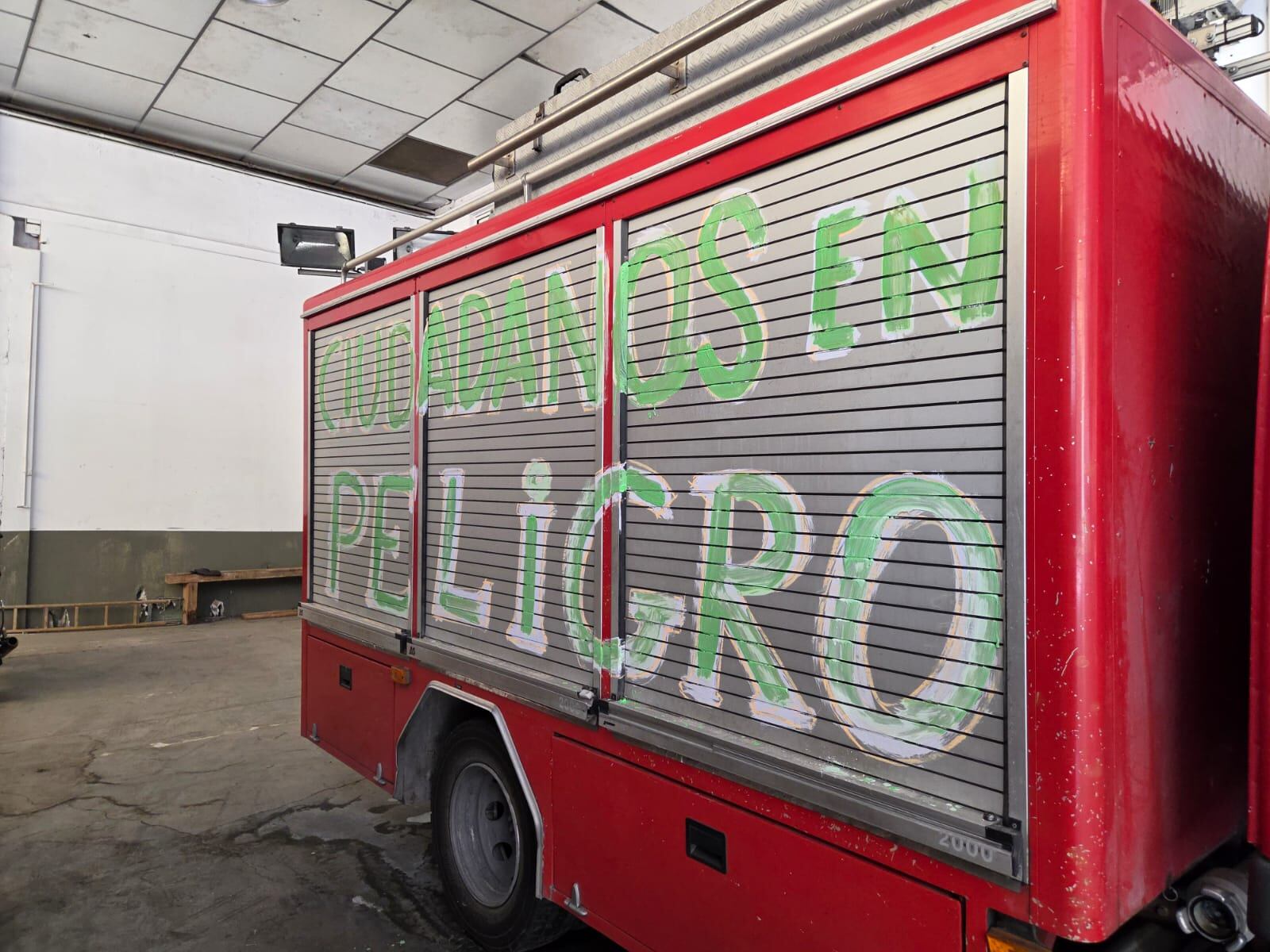 Los Bomberos del CEIS visibilizan su protesta por la falta de personal rotulando los vehículos de extinción de incendios con sus reivindicaciones