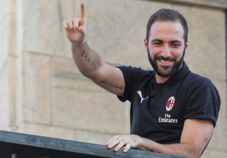 Higuain posando en el Duomo de Milán