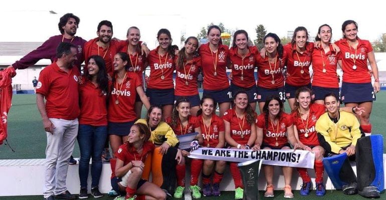 Equipo femenio de hockey hierba SPV Complutense de Sanse, campeón de Liga en División de Honor