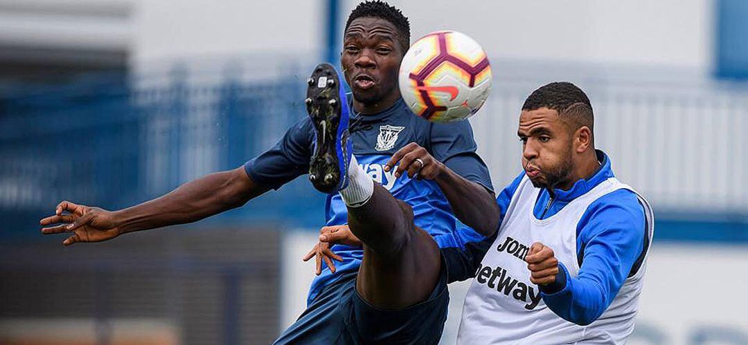 Omeruo (i) pugna por un balón con En-Nesyri durante un entrendamiento