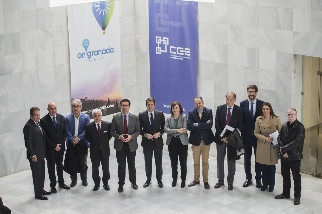 Miembros de &#039;On Granada&#039; antes de la asamblea celebrada en Granada es jueves