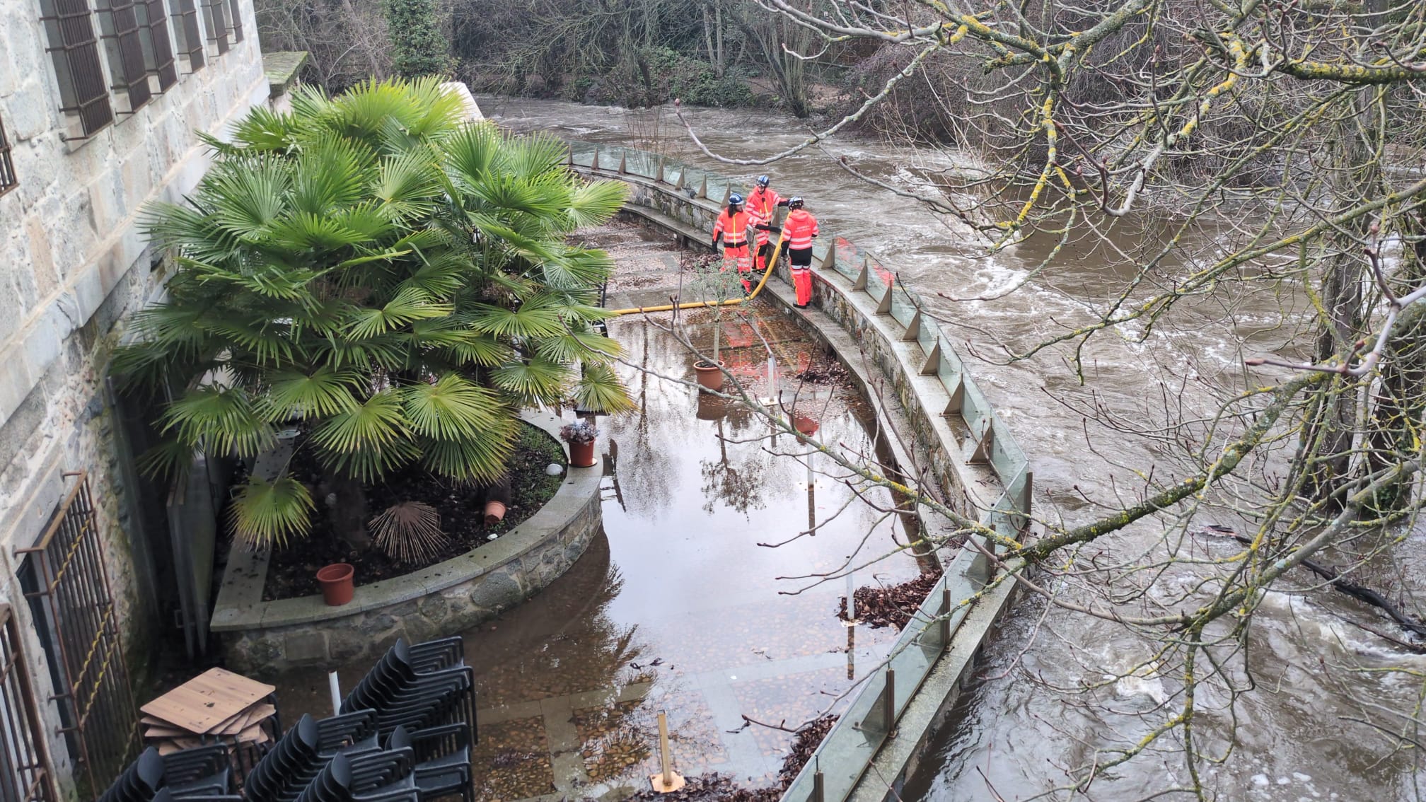 El río Eresma a su paso por Segovia capital se ha desbordado afectando a la Casa de la Moneda