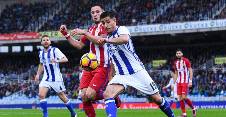 Saúl forcejea con Yuri por la pelota