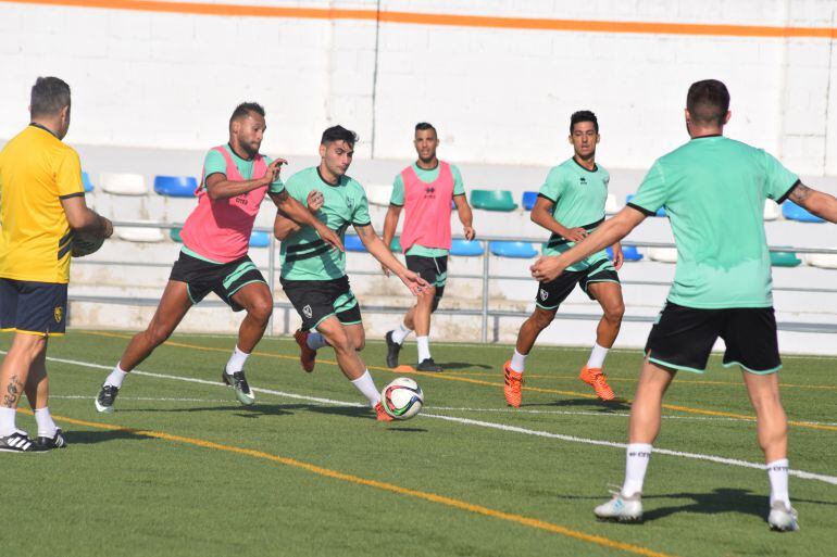 Juan Arsenal observa una jugada durante un entrenamiento del Linares