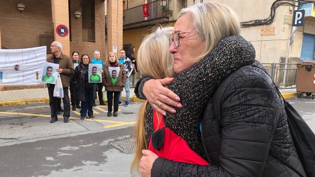 Marta Gonzálvez arropada por ciudadanos en los juzgados de Elda