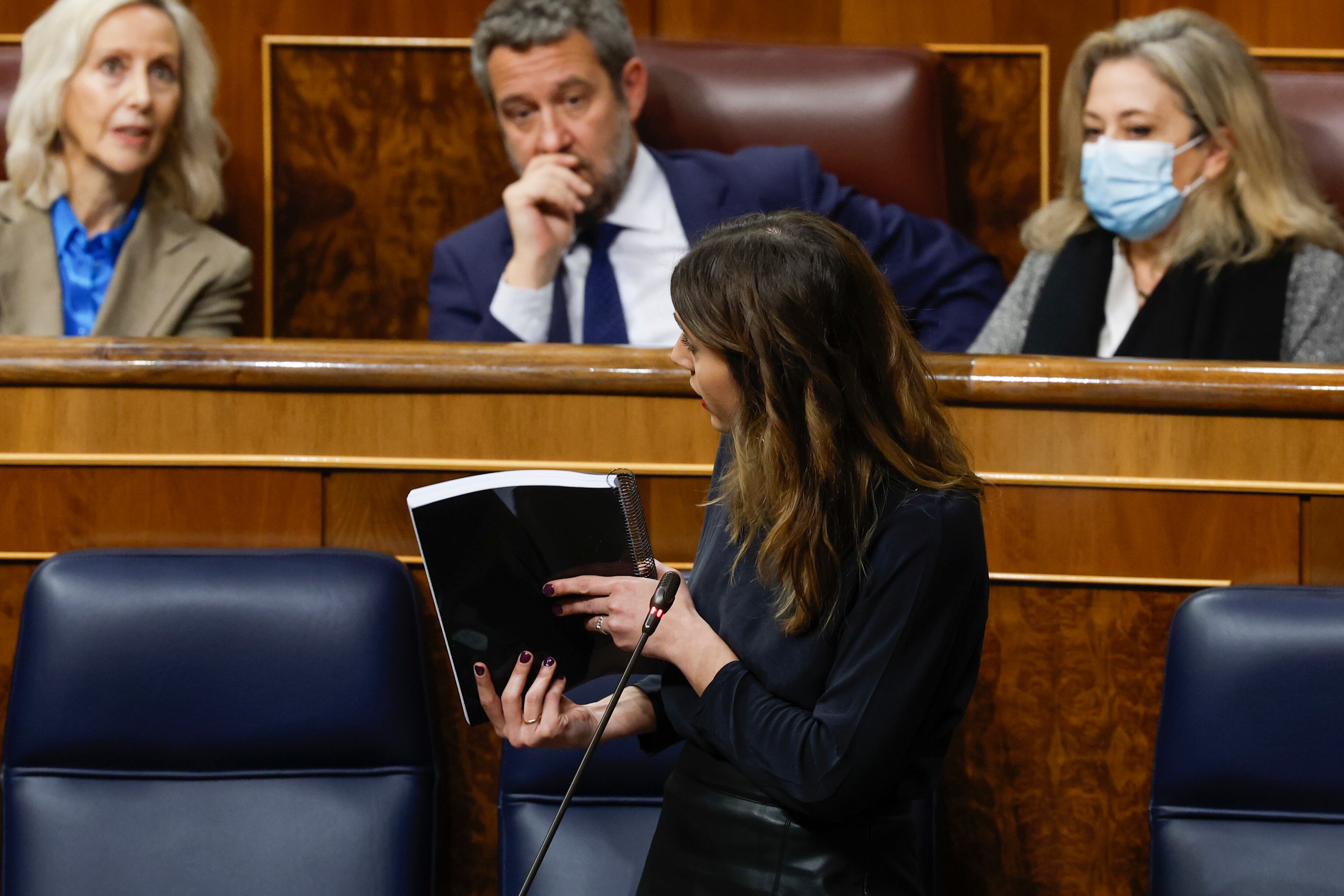 MADRID, 15/02/2023.- La ministra de Igualdad, Irene Montero durante el pleno del Congreso celebrado este miércoles por la reforma de la ley del solo sí es sí después de que el PSOE y Podemos hayan demostrado su falta de acuerdo en este asunto. EFE/JJ Guillén
