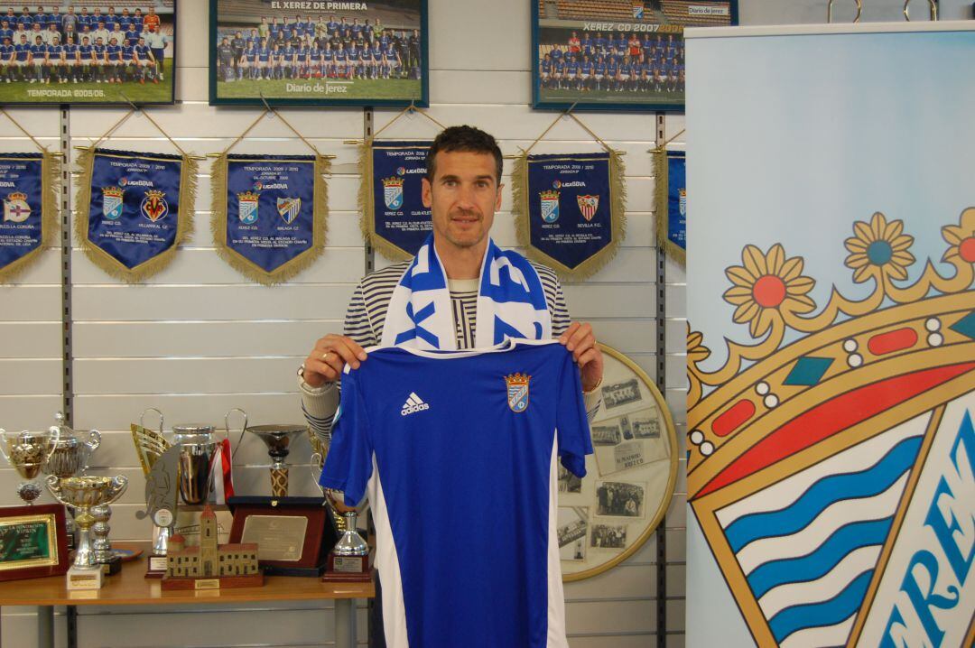 Antonio Calle posando con la camiseta del Xerez CD en su presentación