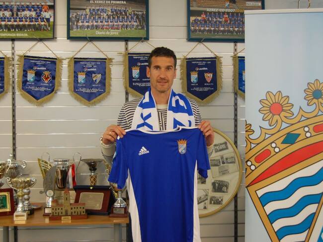 Antonio Calle posando con la camiseta del Xerez CD en su presentación