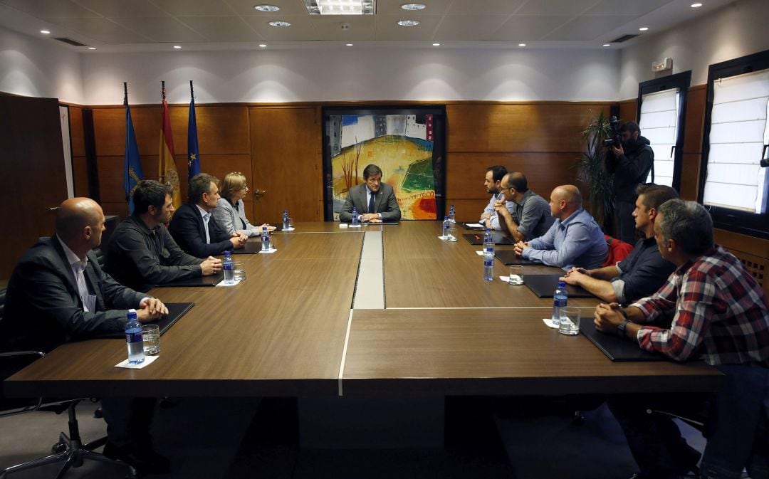 El presidente Javier Fernández, reunido tras el pleno de la Junta General, con el comité de empresa de Alcoa, la alcaldesa de Avilés y el alcalde de Gozón