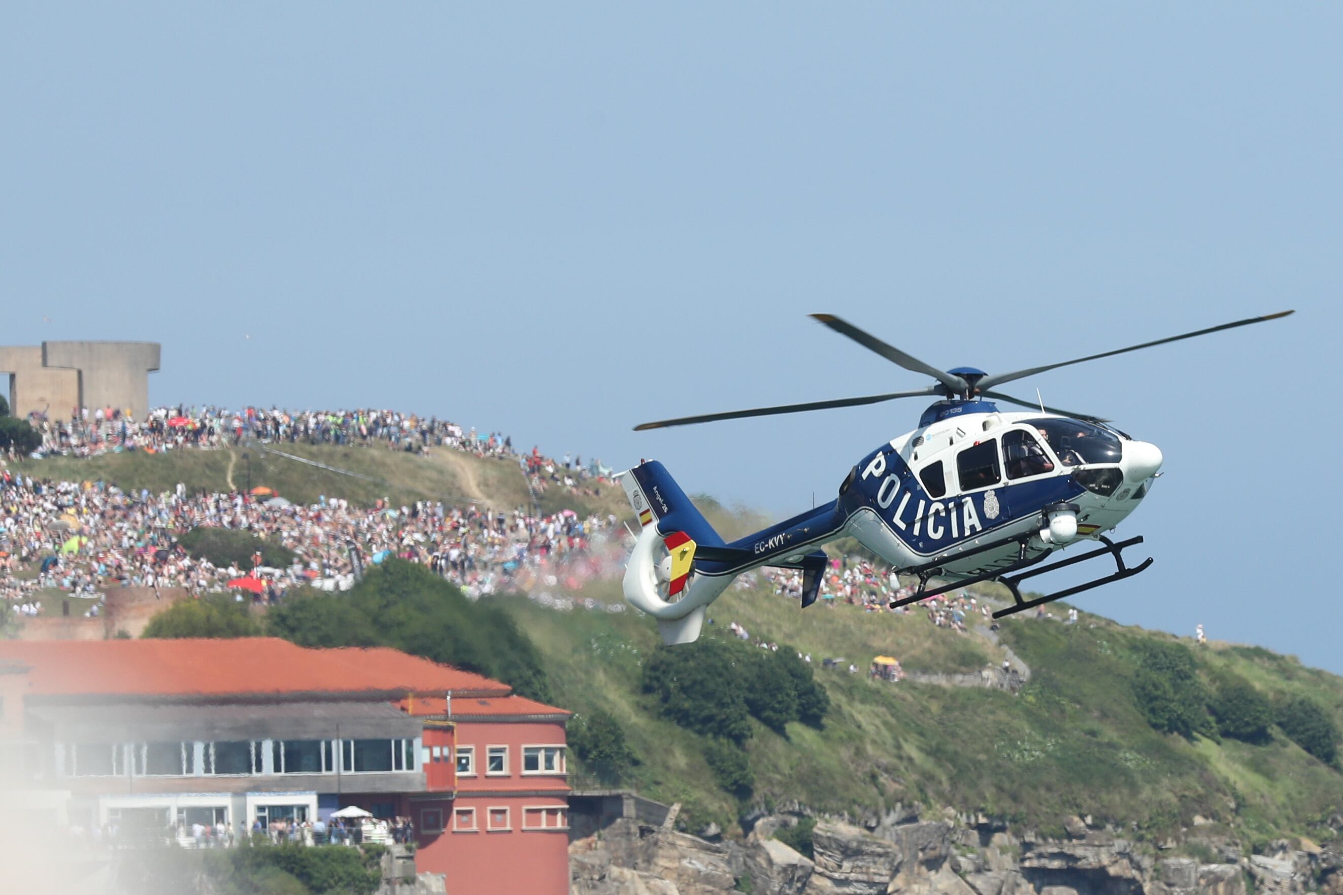 Foto: © DAMIAN ARIENZA, 24 julio 2022, GIJÓN, Damián Arienza
espectacular y multitudinario Festival Aéreo de Gijón
miles de personas se han congregado cerca de la costa gijonesa para disfrutar del impresionante vuelo de las aeronaves. Desde el mediodía de este domingo, doce pilotos y patrullas han sobrevolado el Cantábrico, con el espectacular cierre del F-18 y la Patrulla ASPA, calor, playa