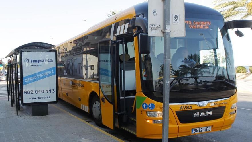 Un autobús en el Puerto de Sagunto.