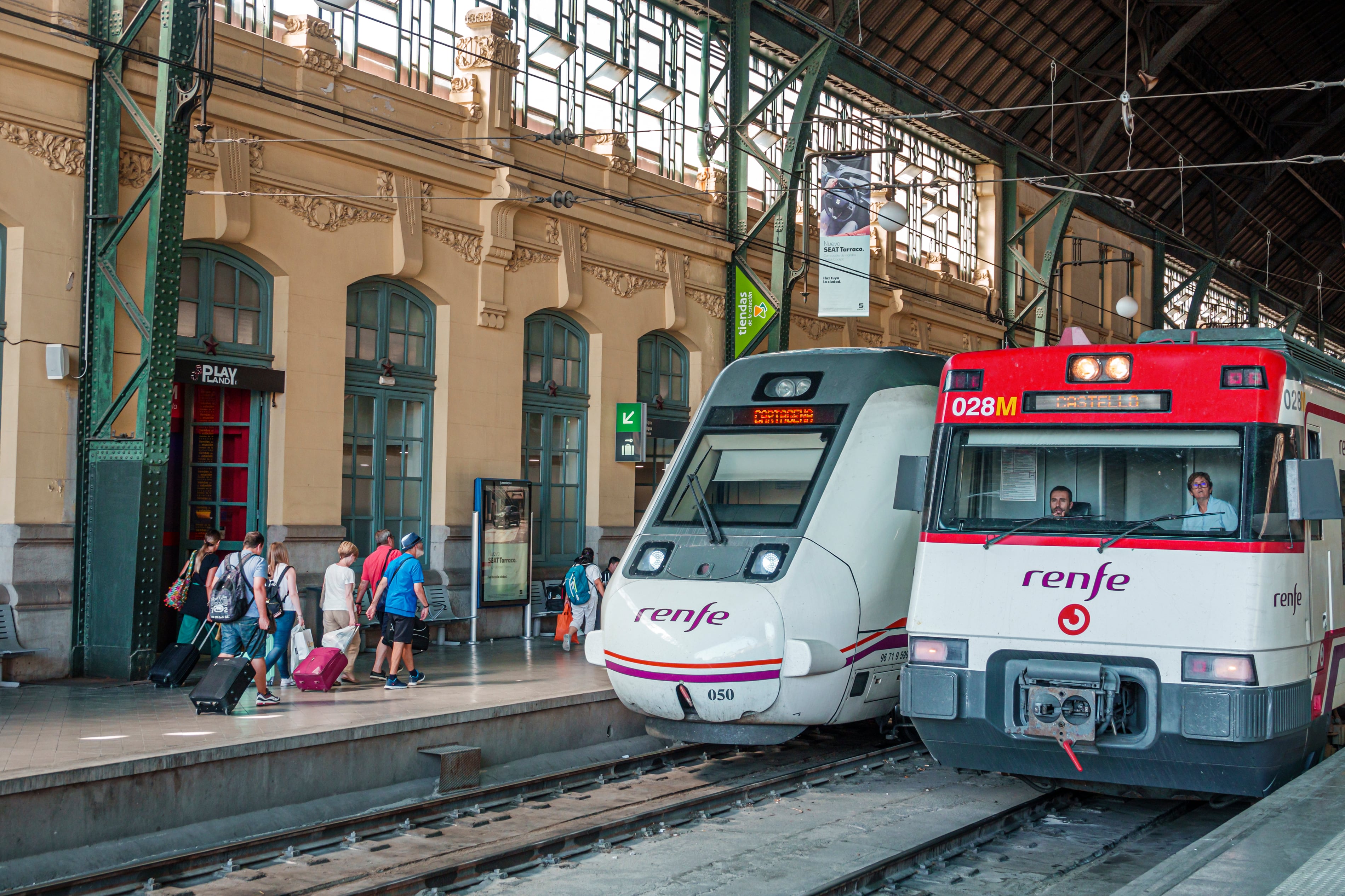 Un tren de Media Distancia y otro de Cercanías en la Estació del Nord de València