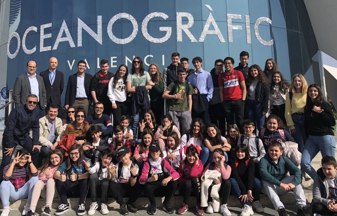 Els alumnes del Carmelo Ripoll i Santa María amb Jorge Rodríguez a l&#039;Oceanogràfic