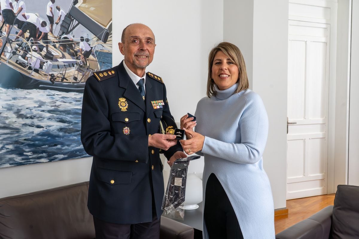Cartagena concede la Medalla de Oro a la Policía Nacional en la emotiva despedida del comisario Damián