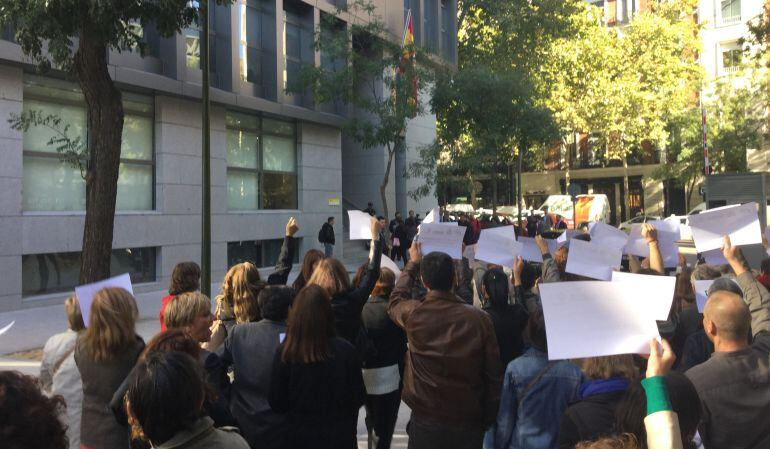 Trabajadores protestan en las puertas de la sede de la Audiencia Nacional.