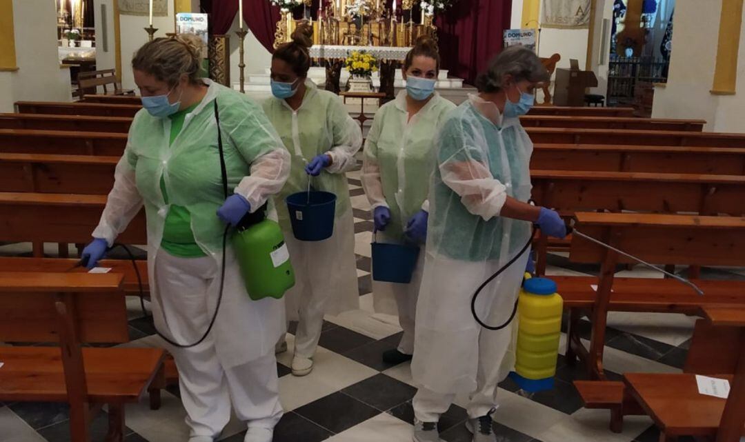Trabajos de desinfección en la parroquia.