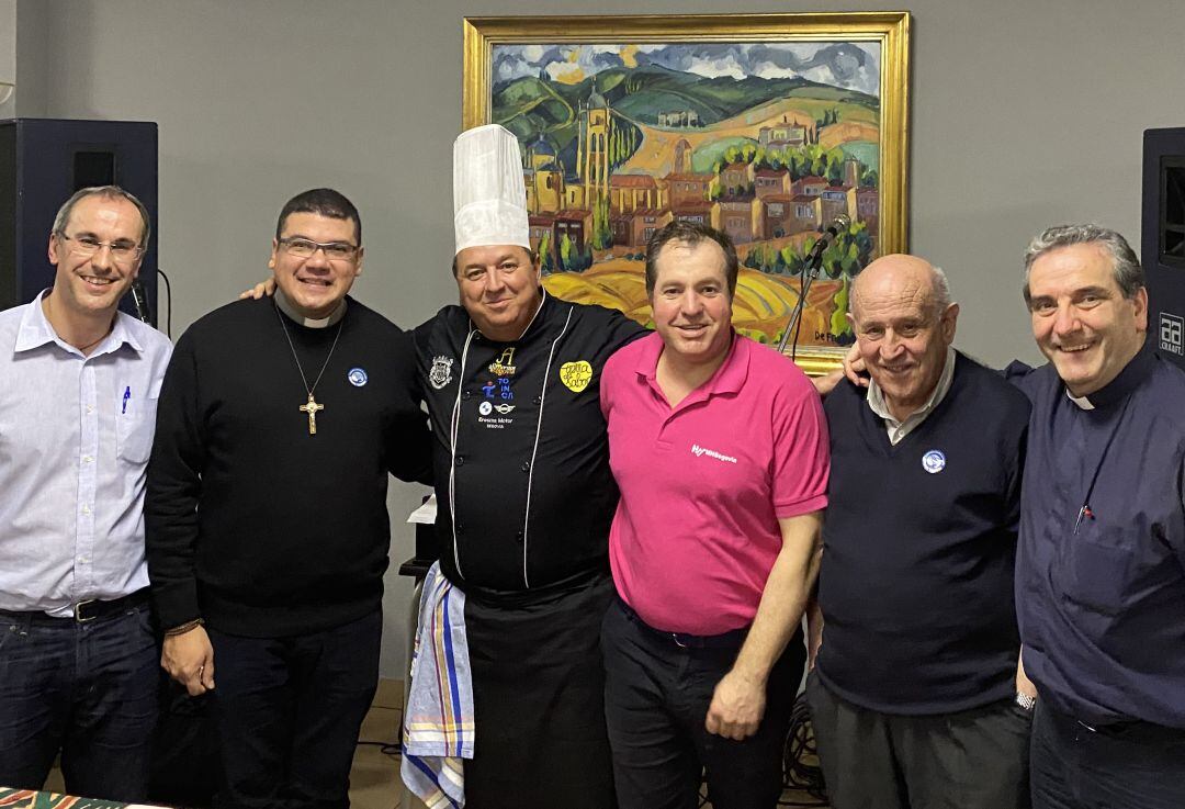 Representantes de Manos Unidas junto con Juan Carlos Montoya del Hotel Restaurante Avenida del Sotillo y el cocinero Óscar de la Fuente. 