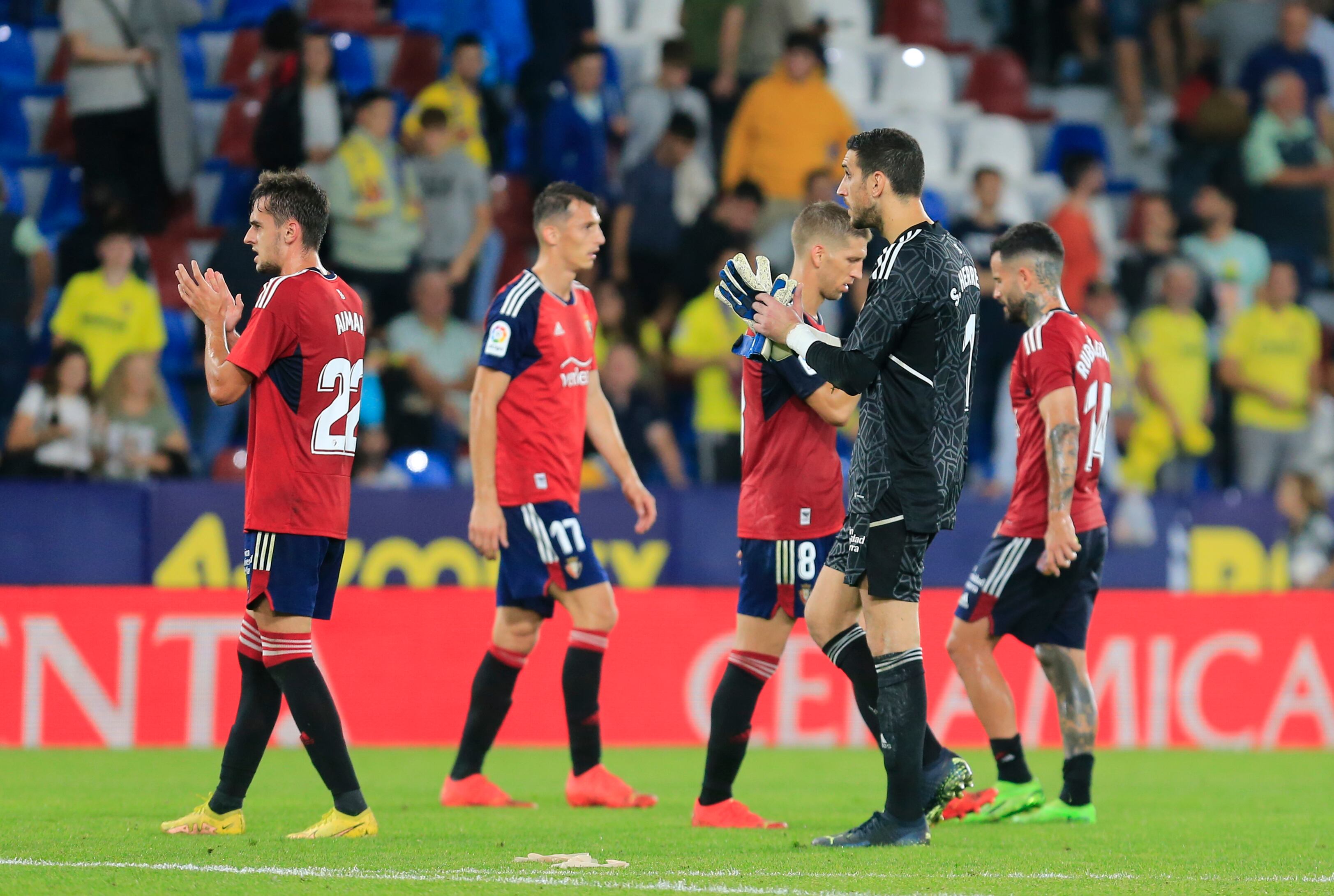 Los jugadores de Osasuna, al término del partido ante el Villarreal disputado este pasado lunes en el estadio Ciutat de Valencia