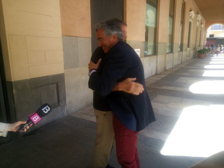 Araujo y Rotger en un saludo con abrazo frente a la sede del PP en Palma.