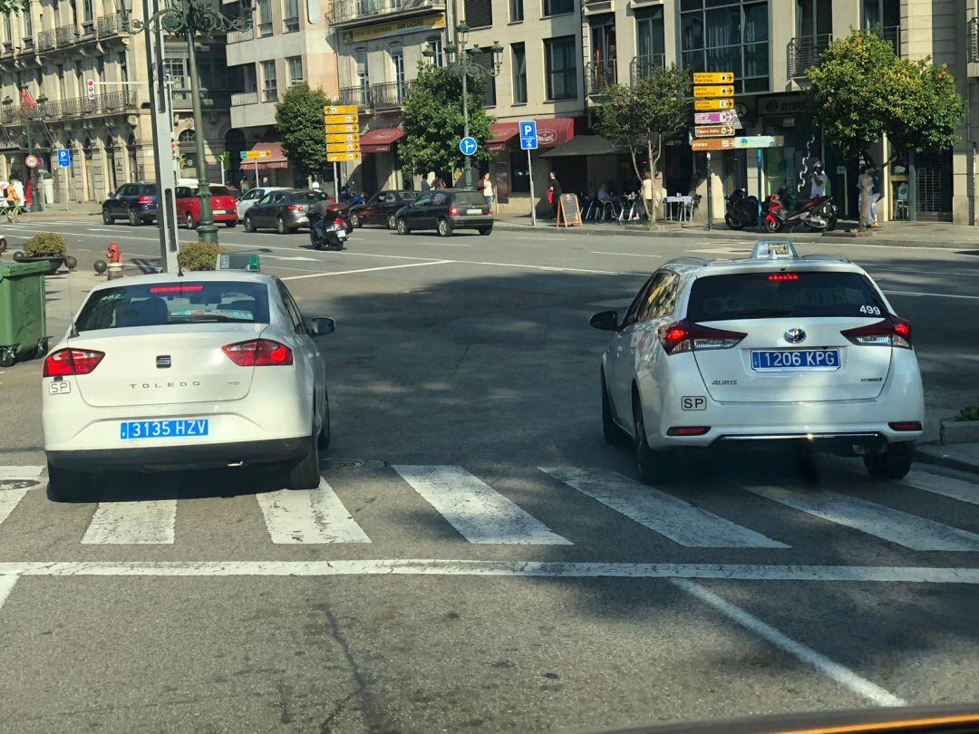 Dos taxis con las nuevas matrículas azules