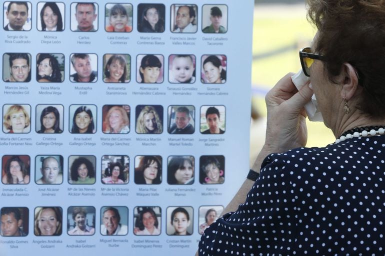 GRA141. MADRID, 20/08/2015.- Familiares de las víctimas del vuelo de Spanair que se estrelló en Madrid en 2008 cuando despegaba hacia Gran Canaria, durante el homenaje que ha tenido lugar hoy en la terminal 2 del aeropuerto de Barajas en Madrid, con motivo del séptimo aniversario del accidente. EFE/Juan Carlos Hidalgo