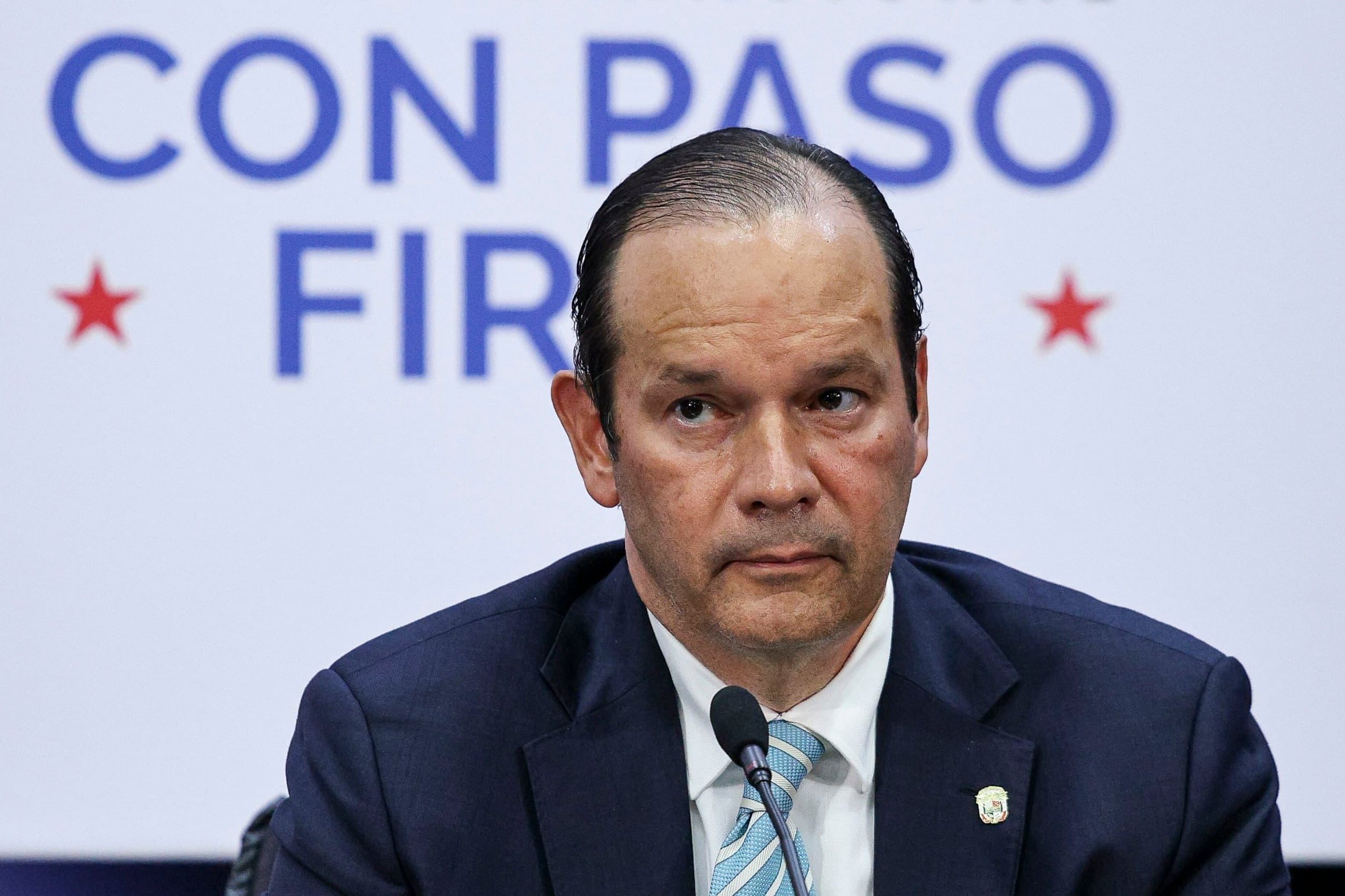 Fotografía cedida por la presidencia de Panamá del canciller de Panamá, Javier Martínez-Acha, hablando durante una conferencia de prensa para tratar temas del Canal de Panamá este martes, en Ciudad de Panamá (Panamá). El canal de Panamá &quot;es parte de la lucha&quot; de Panamá por su soberanía plena y &quot;una conquista irreversible&quot;, afirmó este martes el canciller panameño, Javier Martínez-Acha, luego de que el presidente electo de EE.UU., Donald Trump, dijera que no descarta recurrir al uso de la fuerza militar para recuperar el control de la vía interoceánica. EFE/ EFE/ Presidencia De Panamá SOLO USO EDITORIAL/SOLO DISPONIBLE PARA ILUSTRAR LA NOTICIA QUE ACOMPAÑA (CRÉDITO OBLIGATORIO)